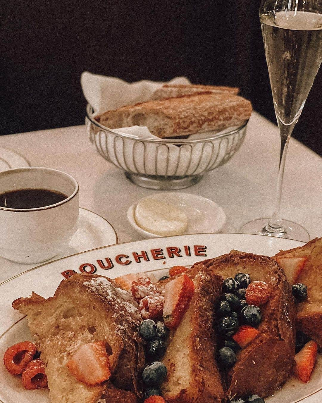 サマンサウィルスさんのインスタグラム写真 - (サマンサウィルスInstagram)「A little trip to Paris… without leaving New York City. Some snaps from a beautiful rainy weekend in the city, inside the delicious La Grande @boucherienyc…  1. Champagne, French toast, and breadbasket - the perfect ménage à trois!  2. The main entry at Boucherie's La Grande location, living up to its location name.  3. I title this work: "French poetry on white linen."  4. La Grande Boucherie connects 53rd to 54th St. You can dine inside, out on the concourse, or up in the cozy upstairs mezzanine.  5. Deco light and dramatic archway grace.  6. The patron Saint of eggs: Saint Benedict.  7. Secret upstairs mezzanine dining room.  8. Lighting and ceiling details as art.  9. It's hard to capture the true grandiosity of this venue; this is looking towards 53rd Street on the connecting concourse.  10. My token NYC hospitality memento matchbook... this one a little worse for wear after getting a little rain on her in the dash to the subway station!   I have now experienced all of Boucherie's NYC locations, from their Petite to La Grande. The food is always truly delicious (as are the interiors).  Thank you to the lovely team at @boucherienyc who kindly hosted us, transporting us to Paris by way of New York City. X     #NewYorkEats #NYCeats #NYC #Gifted #newyorkcity」5月1日 6時45分 - samanthawills