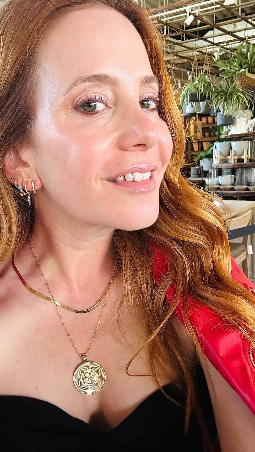 エイミー・デビッドソンのインスタグラム：「Such a lovely evening meeting Jane Winchester of @janewin_jewelry 💍 at @rollinggreens (my plant heaven!) 🪴Each piece was designed with “a feeling, a direction and an intent.” The coin I chose was Lucky – Optimism brings positivity around us, but sometimes good things just happen by chance – that’s luck! Wear this four leaf clover and horseshoe as a daily reminder to look for the positive and more luck, will come your way! 🍀  Thank you for inviting me, @ourscenario @hayleyantonian Obsessed with my @nikkilundstyle jacket!♥️ You can get it at @nordstrom ❣️❣️」