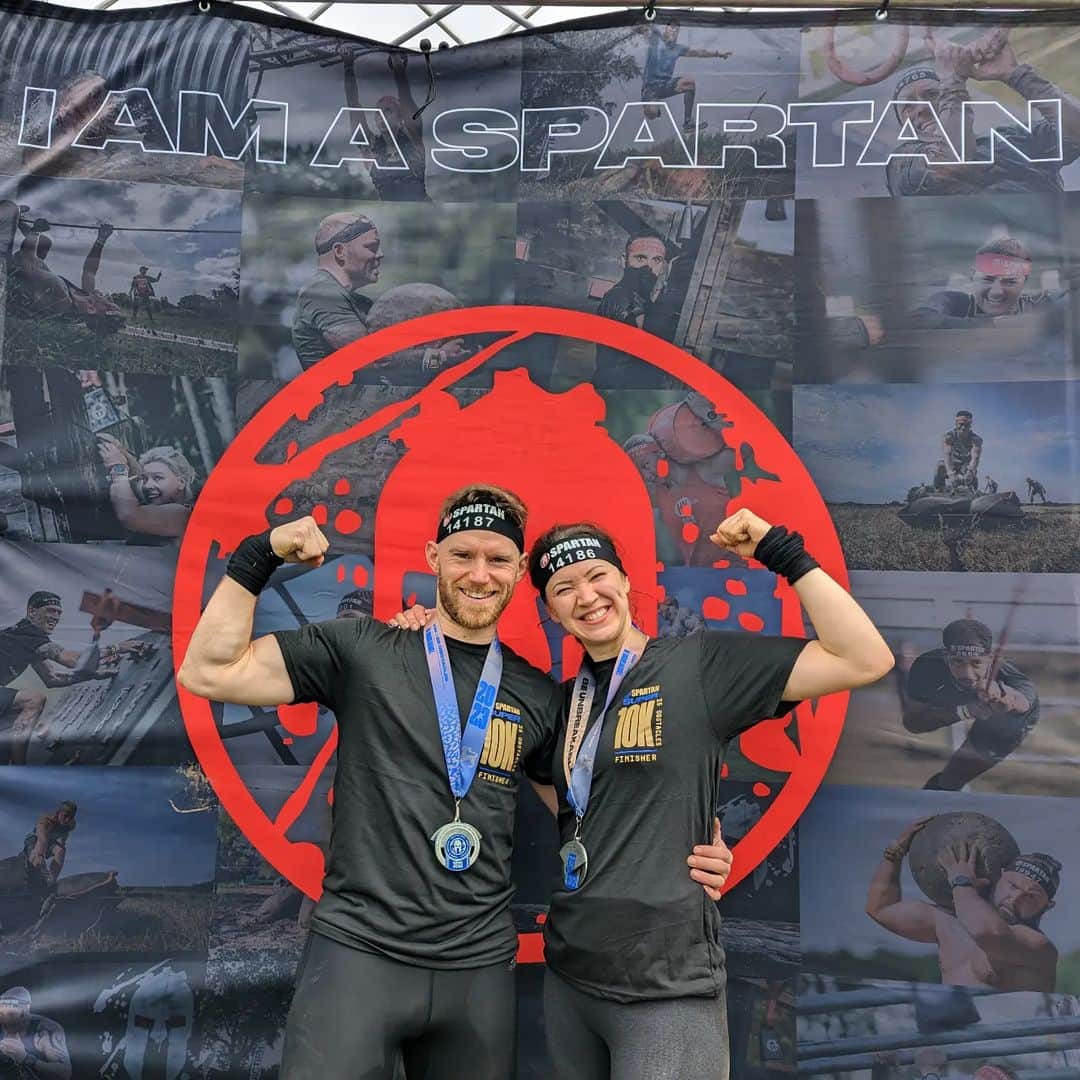 Phil Harrisのインスタグラム：「What an amazing day!! Proud of us both for completing our first #Spartan race 💪🏼🙌🏼👊🏼 (maybe the first of many 😅) we started and finished as a team!!  Thank you @spartanraceuk for an amazing event, and well done to everyone who ran this weekend! 👏🏼 . #spartans #iamaspartan #spartanrace #challenge #smashedit #10k #teamwork #myzone」