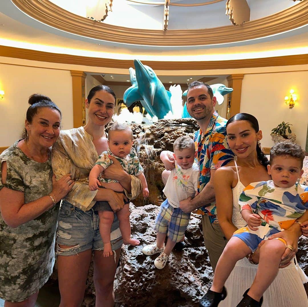 Carli Bybelのインスタグラム：「had the best time in Bahamas with my family this week! so special to get to make memories all together in our favorite place!! #blessed #bahamas #atlantis」