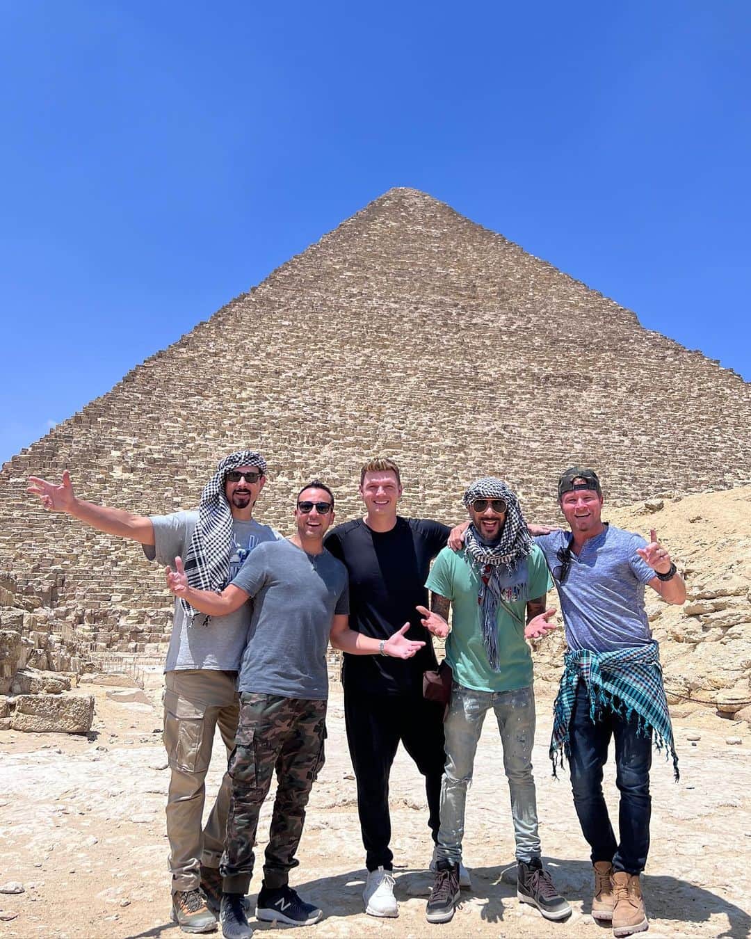 backstreetboysさんのインスタグラム写真 - (backstreetboysInstagram)「Greetings from Egypt! 🇪🇬🐫  Had a jam packed day exploring all this amazing country has to offer. Can’t wait for our show tomorrow in Cairo!」5月1日 3時24分 - backstreetboys