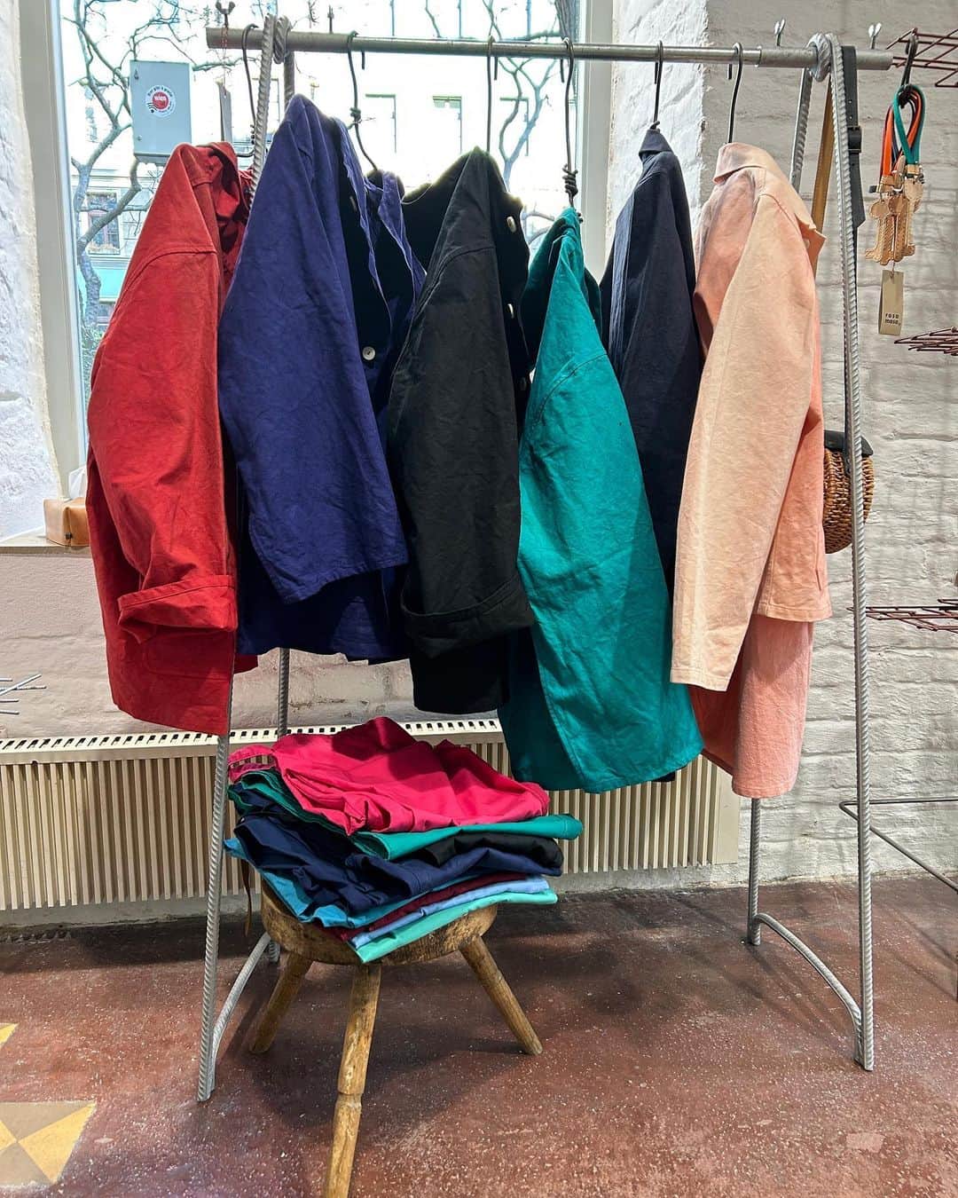 ロサモサさんのインスタグラム写真 - (ロサモサInstagram)「Hooded Vests in tha 🏡! + 100% cotton canvas in cyclam, ink, midnight blue, nero, emerald ! Handy 3 pockets and oversized fit. + blouse & jacket wear possible ! + online and at our Vienna Shop ❣️ + #rosamosa #rosamosavienna #outdoorvest #outdoorjacket #wien #vienna #cyclam #ink #emerald #workingvest #workingjacket #workwear #workwearinspired #hoody #hoodedjacket #schleifmühlgasse #freihausviertel #wieden #1040」5月1日 3時24分 - rosamosavienna