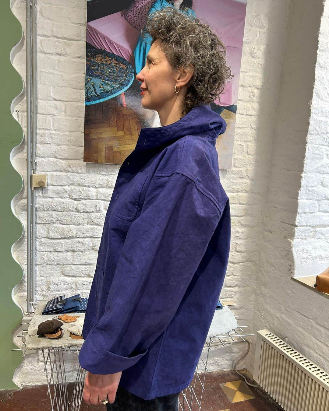 ロサモサさんのインスタグラム写真 - (ロサモサInstagram)「Hooded Vests in tha 🏡! + 100% cotton canvas in cyclam, ink, midnight blue, nero, emerald ! Handy 3 pockets and oversized fit. + blouse & jacket wear possible ! + online and at our Vienna Shop ❣️ + #rosamosa #rosamosavienna #outdoorvest #outdoorjacket #wien #vienna #cyclam #ink #emerald #workingvest #workingjacket #workwear #workwearinspired #hoody #hoodedjacket #schleifmühlgasse #freihausviertel #wieden #1040」5月1日 3時24分 - rosamosavienna