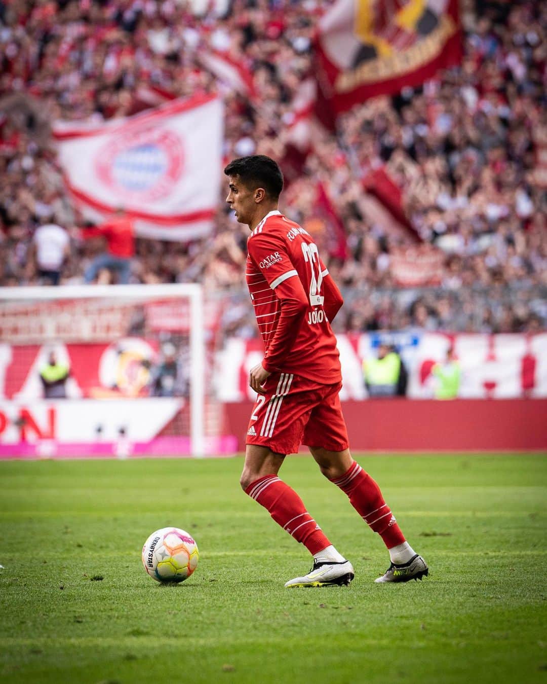 ジョアン・カンセロのインスタグラム：「Back to winning days 🔝 4 more finals to go 💫 #packmas #miasanmia #mommyblessme」