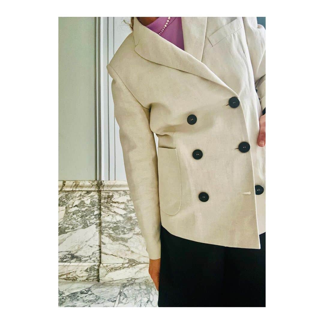 リカさんのインスタグラム写真 - (リカInstagram)「Keaton for Diner 🥂🍽️ In our Wardrobe  Double breast jacket Natural color with black buttons Tailor made Italy  Cotton / Linnen .   #dinerjacket #ss23 #rikastudios #keepitnatural」5月1日 3時48分 - rikastudios_