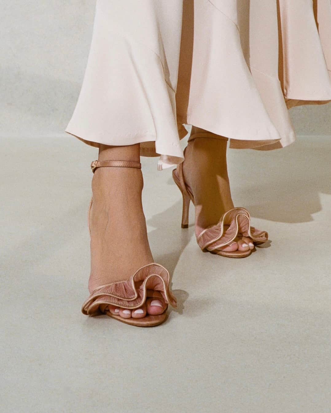 レフラーランドールのインスタグラム：「Let’s get ready to ruffle! Fall in love with Estella’s new look, now in Beauty organza 🎀 #loefflerrandall」