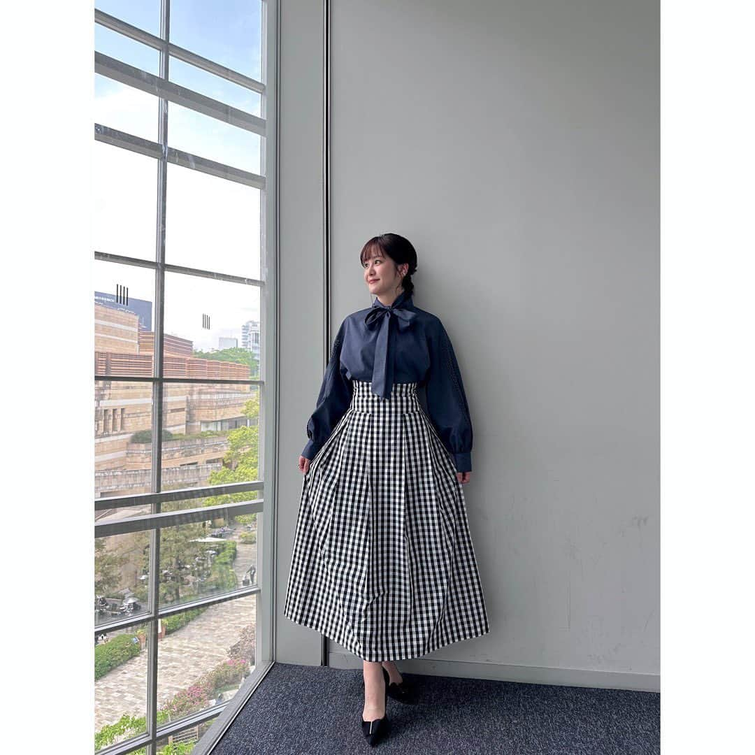 林美桜さんのインスタグラム写真 - (林美桜Instagram)「#ワイドスクランブル 1.2 トップス・パンツ @estnation_womens アクセサリー @jouete official 3.4 ブラウス @tiara_melrose スカート @liesse_official アクセサリー @star_jewelry_girl 5.6  ブラウス・スカート @estnation_womens アクセサリー @lanvin_en_bleu_womens 7.8 ブラウス @m_maglie_le_cassetto_official スカート @superiorcloset_ined_official イヤリング @ete_official リング @jouete official 9.10 トップス・パンツ ブラウス @its_international_official_ スカート @m_maglie_le_cassetto_official アクセサリー @jouete official」4月30日 19時05分 - miou0hayashi