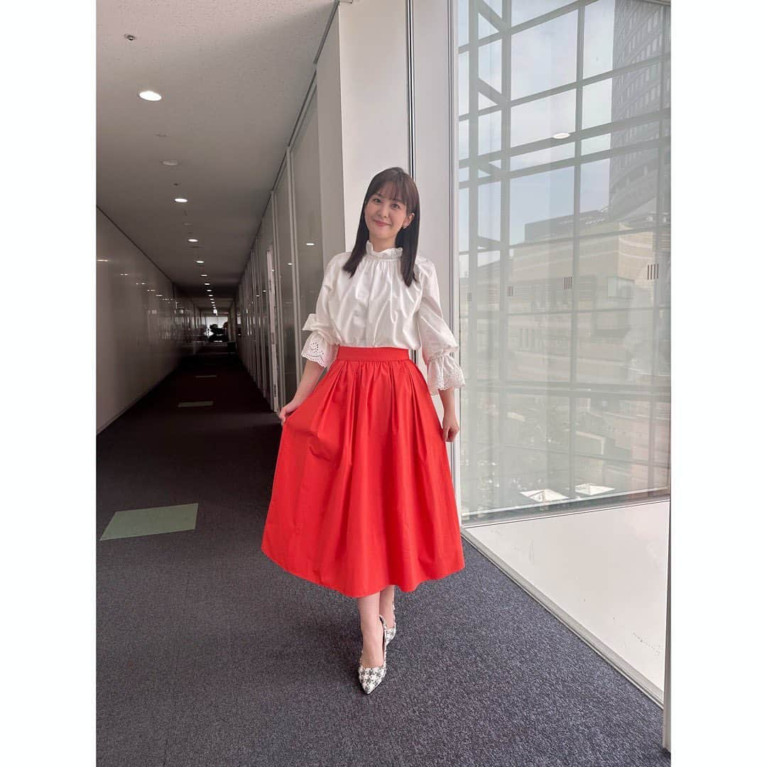 林美桜さんのインスタグラム写真 - (林美桜Instagram)「#ワイドスクランブル 1.2 トップス・パンツ @estnation_womens アクセサリー @jouete official 3.4 ブラウス @tiara_melrose スカート @liesse_official アクセサリー @star_jewelry_girl 5.6  ブラウス・スカート @estnation_womens アクセサリー @lanvin_en_bleu_womens 7.8 ブラウス @m_maglie_le_cassetto_official スカート @superiorcloset_ined_official イヤリング @ete_official リング @jouete official 9.10 トップス・パンツ ブラウス @its_international_official_ スカート @m_maglie_le_cassetto_official アクセサリー @jouete official」4月30日 19時05分 - miou0hayashi