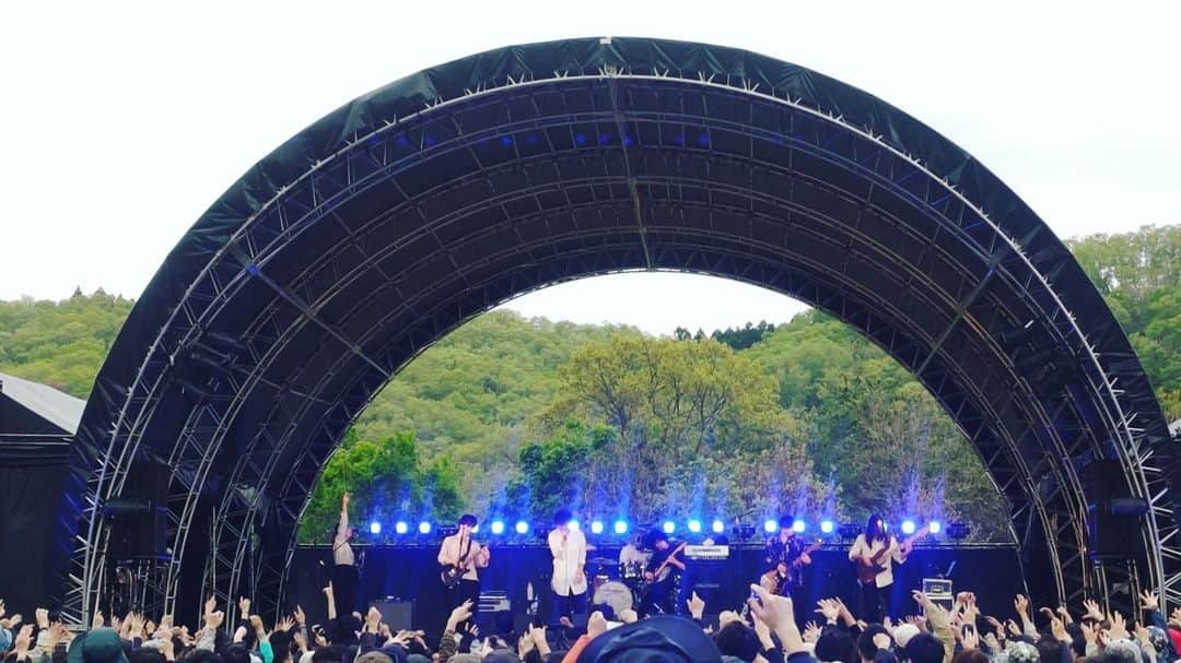 東出真緒さんのインスタグラム写真 - (東出真緒Instagram)「ARABAKI ROCK FES2023  ただいまアラバキ！！！ また会えて嬉しいーー✨✨  今日の特別なライブ、卓郎くん滝くんとのコラボめちゃくちゃ楽しかった🔥🔥🔥  フロアの楽しそうな雰囲気、笑顔、感動🥹🥹 ありがとうございました！！  またね🩵🩵  I'm back ARABAKI🔥 It was fun playing with our special guests today! Let's meet again soon!  #BIGMAMA #9mmparabellumbullet  #arabakirockfest #ARABAKI」4月30日 19時07分 - mao_bigmama_vn