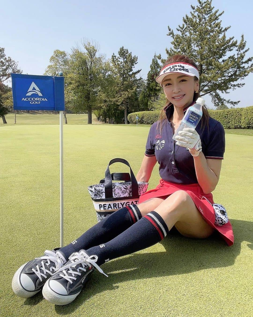 Akiさんのインスタグラム写真 - (AkiInstagram)「ゴルフシーズン⛳️到来✨ 久しぶりにラウンドしてきたよ😊  よく行くゴルフ場はアコーディア•ゴルフ🤍 @accordia_golf   アコーディア•ゴルフには女性向けの無料会員サービス「Friends」があるから特典が盛りだくさん💕  全国にあるアコーディア•ゴルフで来場毎に ペットボトルのドリンクがもらえるよ🍀  そしてFriends会員限定のコンペも定期開催されるからゴルフ仲間もできる✨✨  この日は赤のウェアを着てたんだけど、6月に世界80ヵ国で同日開催される 〝Women’s Golf Day(WGD)“イベントがあって、イベント当日のメインカラーが赤❣️  女性ゴルファーを応援するアコーディア•ゴルフでは全国でWGDイベントを開催するよ🌿  #アコーディアゴルフ#Friends#奈良の杜ゴルフクラブ#ゴルフ#ゴルフ女子#女子ゴルフ#ゴルフ大好き#ゴルフ好き#ゴルフ好きな人と繋がりたい#ゴルフコーデ#ゴルフファッション#ゴルフウェア#ゴルフ初心者#ゴルフ男子#ゴルフ場 #スポーツ#スポーツ女子  #golf#golfer#golfing」4月30日 19時07分 - aki_0624