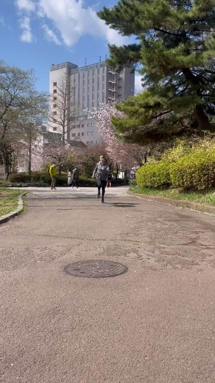 長谷川朋加のインスタグラム：「🏃‍♀️  ウォーキングをまぜながら走るランナーから 競技としてスピードを求めるランナーまで 幅広すぎる楽しみ方が出来るのが ランニングの醍醐味！！  関わる誰もが 気負わず気楽に楽しく自由に。  それを実現出来るのがランニング🏃‍♀️  もっと自由に もっとラフに  マイスタイルを確立しましょ🏃‍♀️🤍」