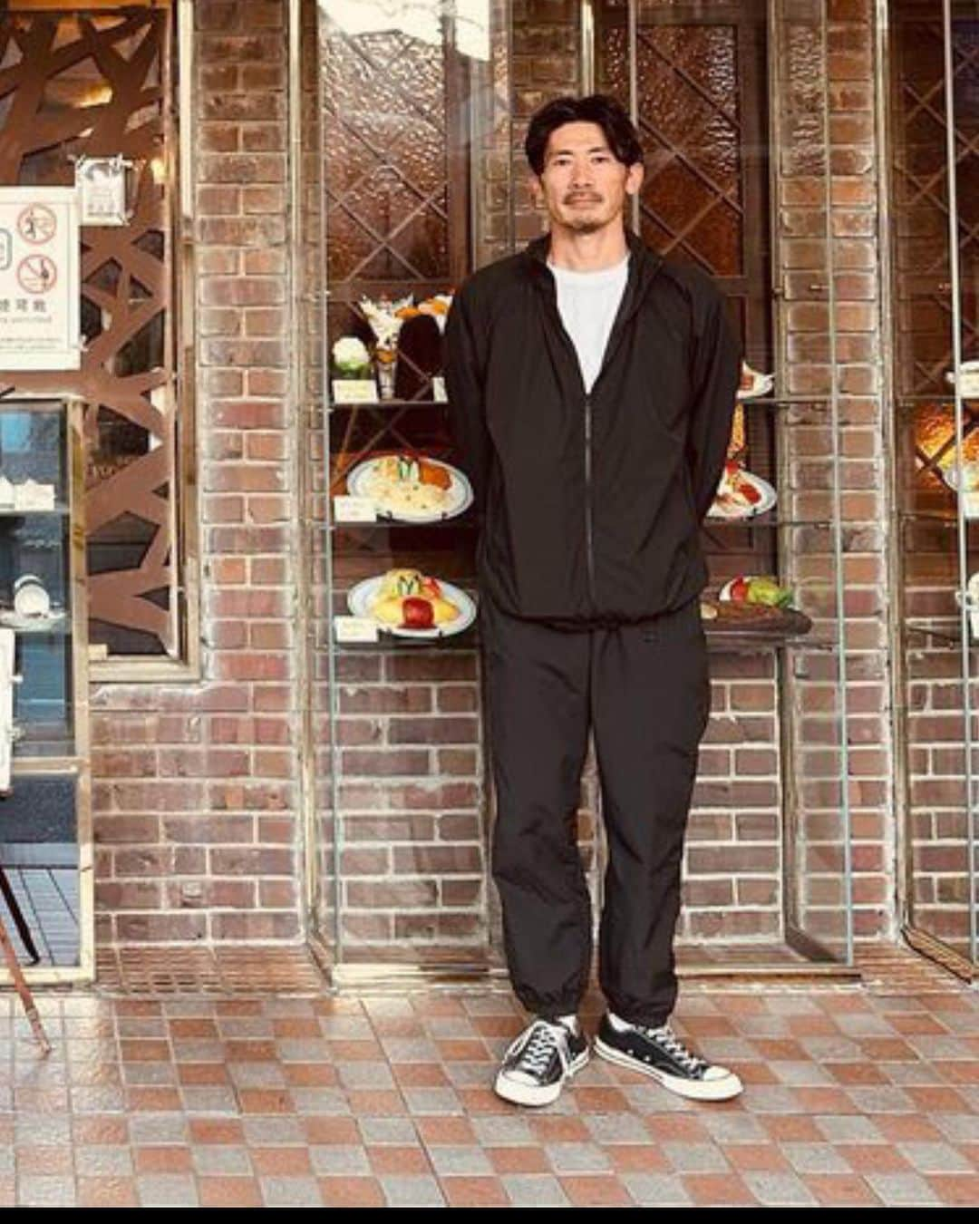 西野恭之介のインスタグラム：「レンタル西野。洋食屋のエビフライを食べてみてください。でした。ありがとうございます。昔、甲殻類アレルギーの友達にかっぱえびせんをすすめてブチ切れられたことを思い出しました。  #レンタル西野」