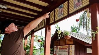 スギちゃんのインスタグラム：「迷宮グルメ　異郷の駅前食堂　タイ・ナコンチャイシー駅 2023年5月2日(火)BS朝日22時30分 タイ・ナコンチャイシー駅 駅に貼られているこの絵の正体は？ この男が見ているものとは？ この魚はどのように捕獲したのか？ この男の後ろにいる女性の正体とは？ この謎をオンエアで確認してください」