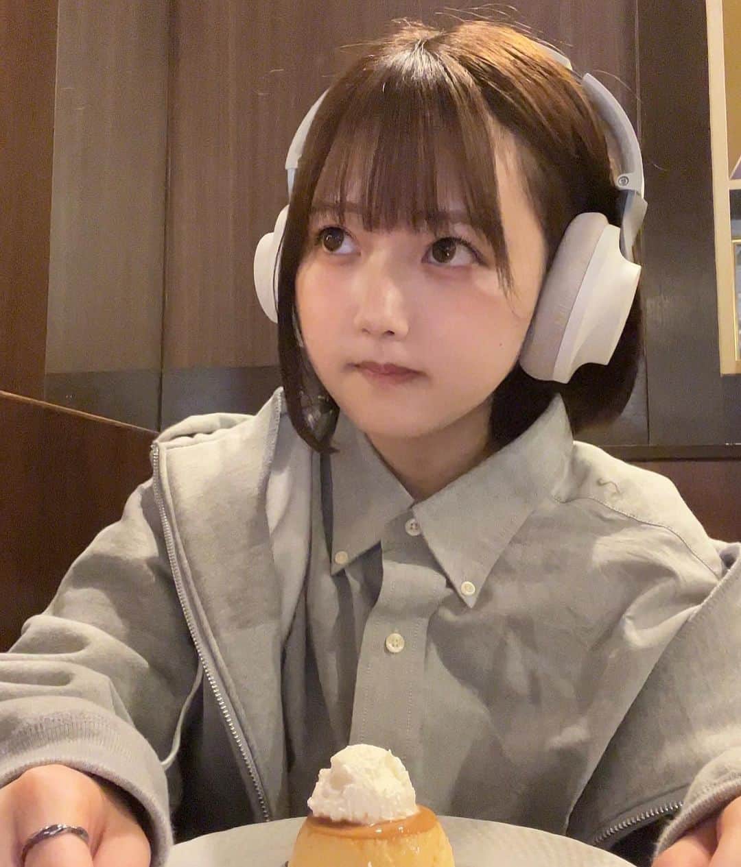 のインスタグラム：「学校帰り、プリンにカラメルをかける直前の心躍ってるわたげです。 ・ 矯正大変だけど、このずっと使ってる歯ブラシはピラミッド型になってて届きにくい奥の歯もしっかり磨けていい感じ✌︎ オンラインショップで購入できるから詳しくはミュゼホワイトニング公式HPをみてみてね😺 #ミュゼホワイトニング #ミュゼ #歯磨き #ホワイトニング #pr #歯ブラシ」