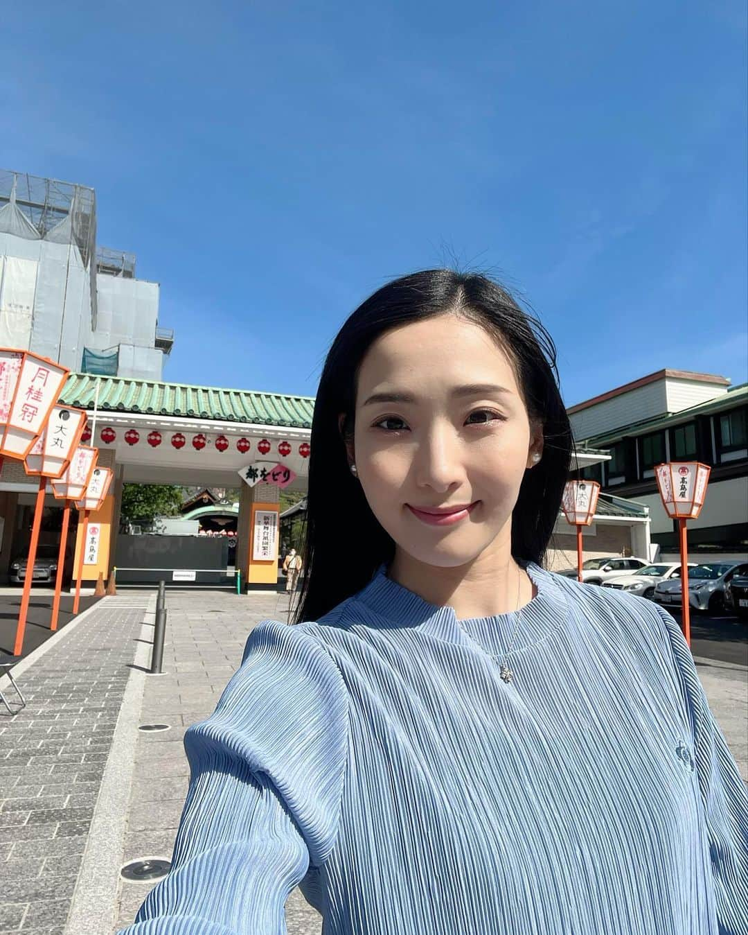 蘭乃はなさんのインスタグラム写真 - (蘭乃はなInstagram)「#京都ひとり旅   第2弾です☺︎  YouTubeの配信でもお話ししたように、京都は祇園の都をどりを鑑賞して参りました☺︎  その時に祇園にしかないマールブランシュの店舗があることを知り、 「マールブランシュ 加加阿365 祇園店」に行ってみました☺︎  結局はいつもと同じ品を購入したのですが…(詳細は4/30のYoutube生配信をご覧ください…笑)  店舗がとてもオシャレで、もっとゆっくり見てまわりたかったです。 次回の京都旅でも寄りたいお店です☺︎  あとは鴨川散歩の様子をお届けします♪ 一人でフラフラと1時間くらい散歩して、サウナー界では有名な「梅湯」さんを外から見学したり、とっても素敵なテラスカフェを見つけたり、素敵な時間を過ごしました。  写真でも伝わってたら嬉しいです☺︎  #マールブランシュ  #呵呵阿365   #鴨川  #kyoto といえば #judyandmary   #梅湯 #サウナ   #地元の人しか知らなそうなテラスカフェ」4月30日 19時14分 - rannohana_official