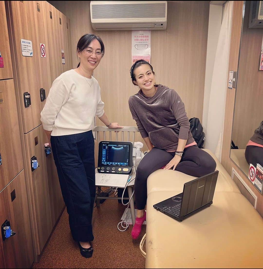 岡部友さんのインスタグラム写真 - (岡部友Instagram)「去年から東京都立大学の理学療法学科の神尾先生と始めた研究！去年の実験でいろいろ分かったことで見えたことと更に迷宮入りしたこととある。周りに歩く辞書みたいな人がたくさんいるからみなさんからヒントを頂いて今年更に進めたいな。研究目標はトレーニングの方向を間違えないように根拠のあるものを提供したいから！  #スパイスアップフィットネス #大臀筋 #大臀筋トレーニング #美尻 #岡部友」4月30日 19時15分 - tomo_fitness