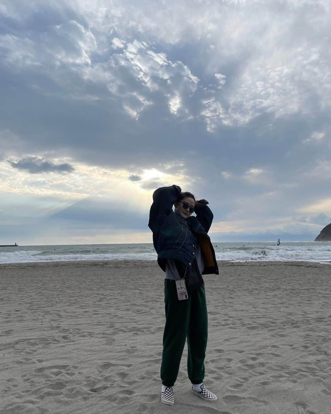 海下真夕さんのインスタグラム写真 - (海下真夕Instagram)「. のんびりゆるりまったり過ごしてお酒飲んで。 笑って踊って。 そんな休日😌  #家族時間#休日 #休日の過ごし方  #海#外飲み #ナチュールワイン  #いぬのいる暮らし  #いぬのいる生活  #ちょっと前の写真」4月30日 19時15分 - kaigeworld