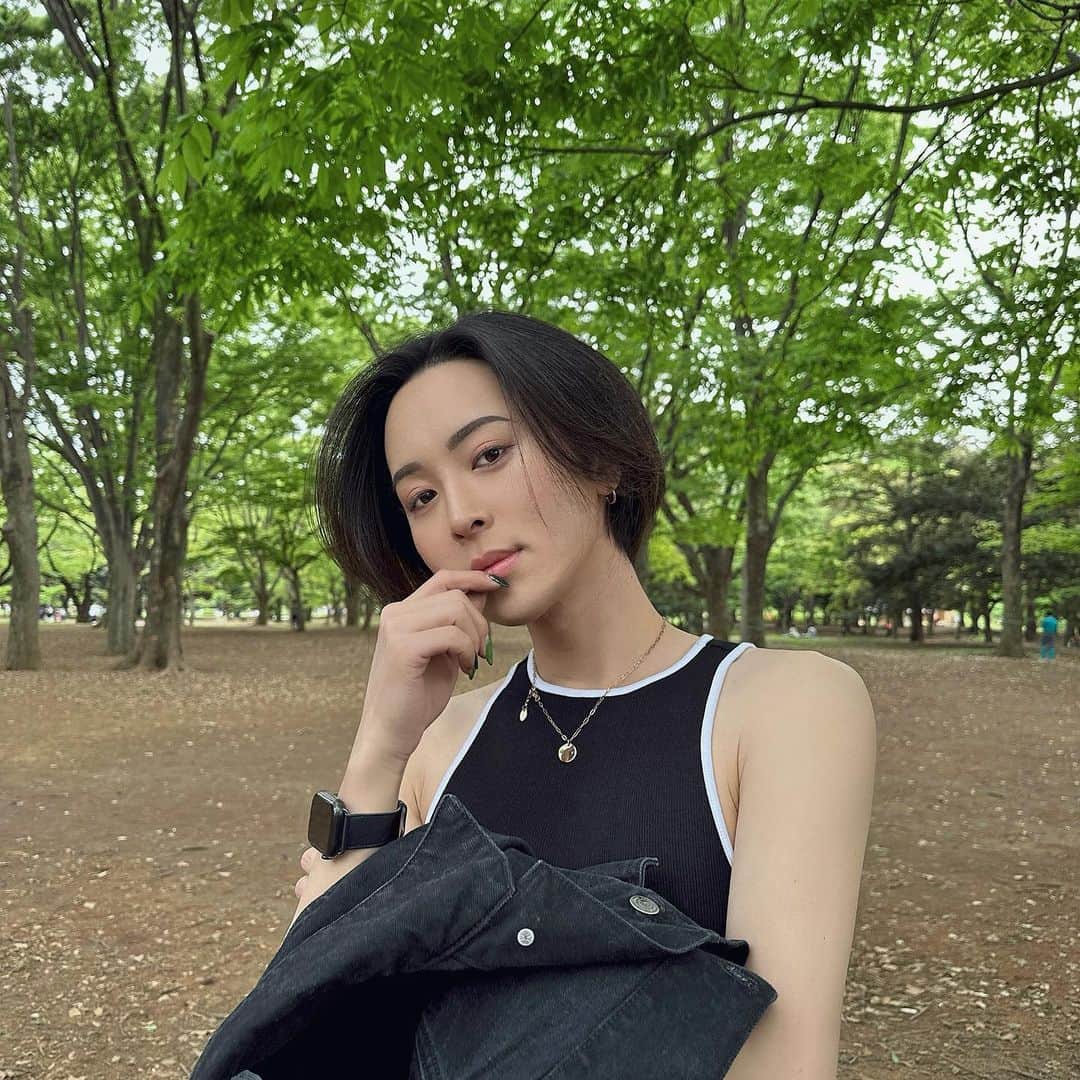 のインスタグラム：「明日から５月だなんて時間のスピード感怖すぎ。 最近ポカポカ暖かくて過ごしやすいから自然と外で過ごす時間も増えてきてメンタルがとても健康かも← でもそれと同時に紫外線が気になりはじめる季節でもあるよね？  油断するとシミとかくすみの原因になるから、今のうちから入念に紫外線ケアしないと絶対後悔すると思う😮‍💨  紫外線ケアは予防ももちろんだけどアフターケアも超重要！ Yunthの生ビタミンCはアフターケアにピッタリ！ 空気に触れて酸化しないように1包ずつ個包装になっていて、純度100％の生ビタミンCを肌の角質層まで浸透してくれる🍋💕  年齢肌に悩んでる人、今のお肌に満足していない人、とにかくスキンケア難民の人全員に自信を持っておすすめできるもはや相棒。 GWは実家に帰省する予定だけどもちろん連れて行く← Yunthの美容液を使いはじめたら、これ無しのスキンケアでは満足できなくなるはず🤔  私はYunthの広告大使に就任したので(自称)、もちろん今回もフォロワーのみんな限定のお得セット用意してもらったからハイライトのリンクから是非チェックしてみてね😡🫶💕  #yunth #美容 #美容液 #pr #スキンケア」