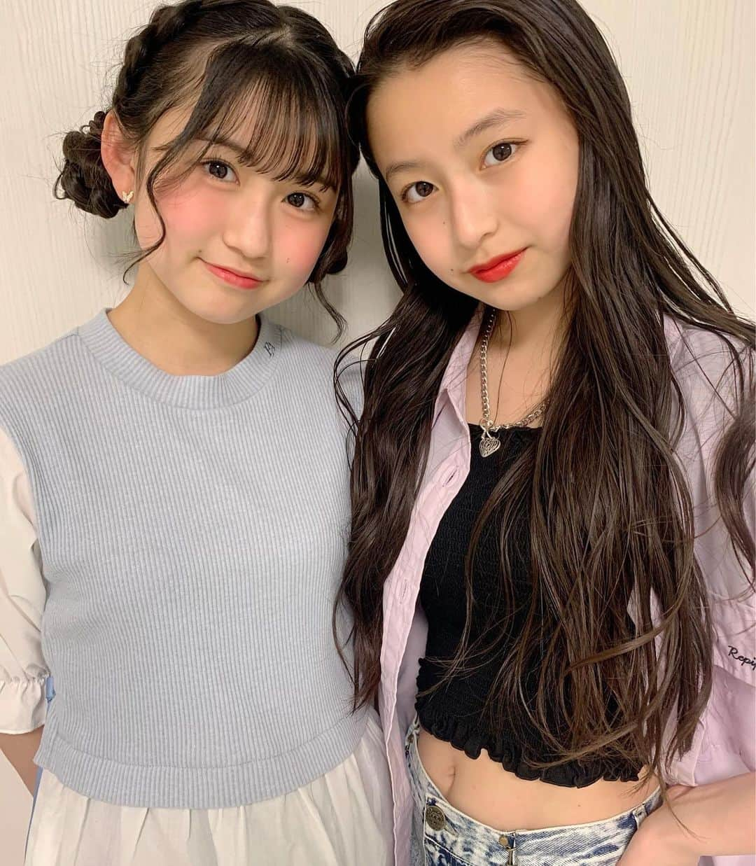 ゆめ & じゅなさんのインスタグラム写真 - (ゆめ & じゅなInstagram)「姉妹なのに全く系統が違う2人です！！  メイクやヘアセットもほとんど違うので お互い勉強し合ってます！✨  最近は妹のじゅなにチークを塗ってあげました！！  血色感が出て嬉しそうでよかったです😊  いつか、お互いのメイクを交換してみたいです！笑  #野崎結愛 #野崎珠愛 #ゆめじゅな #姉妹  #仲良し姉妹 #2歳差姉妹 #系統 #バラバラ  #中学生 #高校生 #07 #09 #fjk #sjc  #メイク #ヘアセット #お互い #勉強  #チーク #メイク交換 #repipiarmario」4月30日 19時28分 - yumejuna