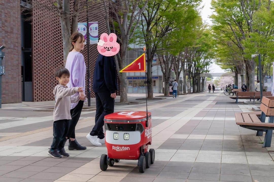 奥山絵里奈さんのインスタグラム写真 - (奥山絵里奈Instagram)「先日撮影で 茨城県の#つくば市 に行ってきました！  #つくば宇宙センター　JAXAなどで 色々な宇宙体験をしたり  街中を走る 配達ロボットを見たり  外国人留学生などと 会話したりなど  沢山楽しい体験が出来ました😌  つくば市はグローバル教育にも相当力を入れているそうで 子供の英語教育にとても良さそうな環境だなと思ったり😌  魅力的な街でした！  動画にも出演したので 良かったら見てくださいね😂  #くらしばつくば #こどもと暮らす #ロボット　 #グローバル教育 #ライフスタイル #PR #キッズモデル #JAXA #宇宙好き #家族撮影 #茨城ロボッツ  #つくばスタイル  #つくばエクスプレス  #茨城観光  #茨城旅行  #英語教育  #撮影モデル  #親子モデル  #キッズモデル #ママモデル  #広告撮影 #つくばエキスポセンター」4月30日 19時29分 - erinaokuyama