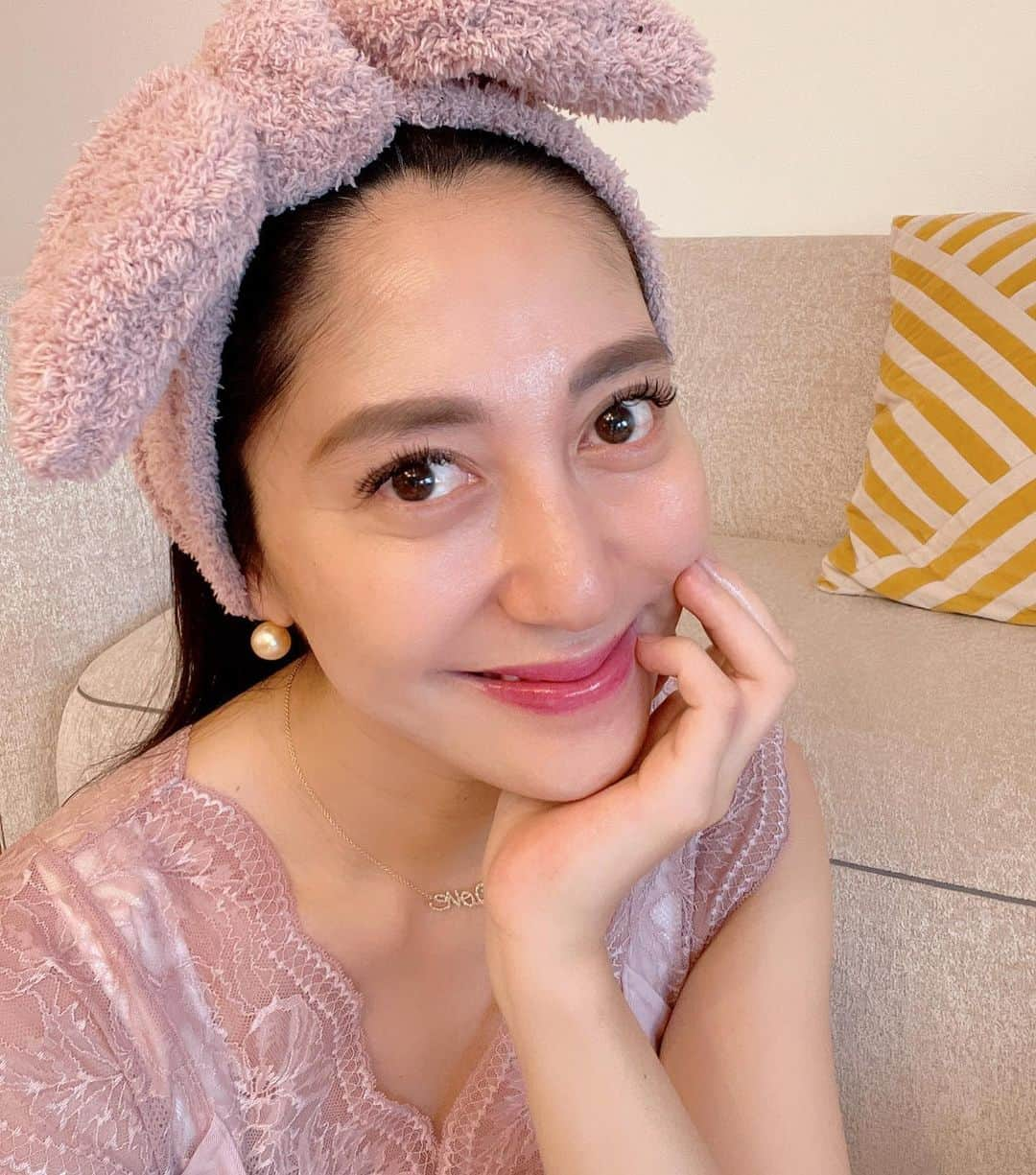 小川ひとみさんのインスタグラム写真 - (小川ひとみInstagram)「My skincare item🤍  産後のお肌を安定させるために 愛用しているSkincareたち✨ 写真撮ってみたので投稿しよう🤍  今は一日中ほぼお化粧をしないので SkincareもよりSimpleに  朝は @luvum_official の トナーで拭き取り serumを馴染ませて @larrabure_beauty のlotionを たっぷりぬってから Wrincle serumを薄く全体的に✨ 夜ヘアドライをする間は　 ララビュウのlotionを コットンでパックもしています 日焼けを長年してきた私の肌が 明るくなりシミに悩んだことが ないのはララビュウの一式のお陰🙏  クレンジングはミルククレンジング一択 @larrabure_beauty のクレンジング以外使えない、、、 肌荒れや乾燥に悩んでいる方はまずこれを使ってほしい❣️  4枚目 @sensaibeauty_japan の 首とデコルテ用の美容液のおかげで デコルテを良く褒めてもらえる🤭 お顔と同じものを使うのももちろんいいんだけれど 専用のものを使うと私はよりデコルテがピカピカに✨  お顔のフェイスマスクは @fleyja.goddess の神mask 昨年使ってから 何箱もstockしています とにかく保湿力が抜群でお肌がツルツルになる パックで荒れてしまうことがあるほど 肌が繊細な私の大のお気に入り 美容液が溢れるほど入っているので 残りはBodyにもたっぷり使います💓  Delicate zone用には @simplisse_official のserum BodyWashと共に何度もリピート  そして日焼け止め、下地のスタメンは @simplisse_official  @larrabure_beauty  @dalba_japan  @luvum_official  中でも下地＋肌のトーンを均一に してくれるララビュウのCC creamを 外出する時に愛用しています ここ数年間noファンデ🥰  相変わらずスタメンのものは 変わりませんが♡是非参考にしてください♡  ヘアバンド/ @gelatopique_official  PJ/ @peachjohn_official  #myskincare」4月30日 19時22分 - hitomy220