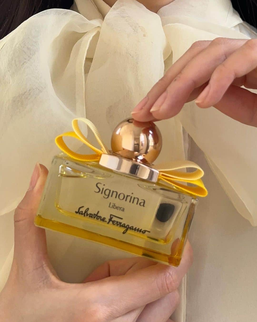 小嶋彩音さんのインスタグラム写真 - (小嶋彩音Instagram)「ㅤㅤㅤㅤㅤㅤㅤㅤㅤㅤㅤㅤㅤ Signorina Libea💛 ㅤㅤㅤㅤㅤㅤㅤㅤㅤㅤㅤㅤㅤ 〝自分らしく〟 という思いが込められた香水 ㅤㅤㅤㅤㅤㅤㅤㅤㅤㅤㅤㅤㅤ 上品で優しいフローラルな香りで 朝この香りを纏うとポジティブな気持ちで1日を過ごせそう  @fragrance_avenuejp  #FERRAGAMO#フェラガモ#SignorinaLibea」4月30日 19時22分 - ayanekojima_