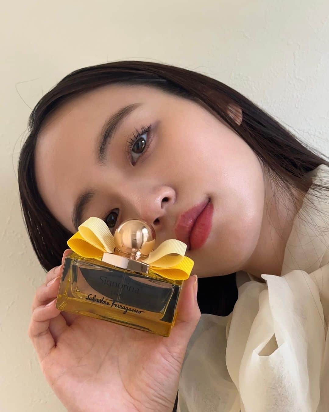小嶋彩音のインスタグラム：「ㅤㅤㅤㅤㅤㅤㅤㅤㅤㅤㅤㅤㅤ Signorina Libea💛 ㅤㅤㅤㅤㅤㅤㅤㅤㅤㅤㅤㅤㅤ 〝自分らしく〟 という思いが込められた香水 ㅤㅤㅤㅤㅤㅤㅤㅤㅤㅤㅤㅤㅤ 上品で優しいフローラルな香りで 朝この香りを纏うとポジティブな気持ちで1日を過ごせそう  @fragrance_avenuejp  #FERRAGAMO#フェラガモ#SignorinaLibea」