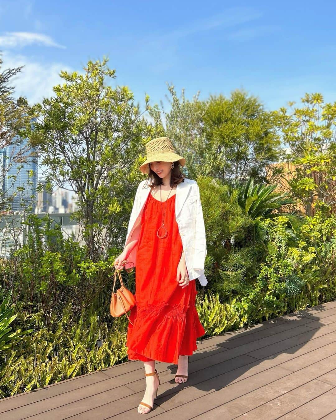 冨張愛のインスタグラム：「Early summer🌴⛵️☀️ 10年以上ずっと大好きなバナリパ。 代名詞であるリネン&カラーアイテムは これからの季節をドラマチックに彩ってくれそう🐚 イージーなAラインドレスは、デイリーにも、特別なイベントに出かけるのにもピッタリ。裾とVネックのスモッキングのディテールが、女性らしさを演出してくれるの☺ 着心地も軽やかでお出かけに行きたくなります。 上質レザーのバッグはころんとしていて可愛く ナチュラルなハットは柔らかくてかぶりやすいの👏 お洋服も小物も、とてもお気に入りで バナリパ愛を再確認しております🤭❤️ * #instagood #coordinate #ootd #outfit #fashion #instafashion #meg_ootd #br_ad #TheBRLook #코디네이트 #패션 #카메라 #コーディネート #コーデ #ファッション #今日のコーデ #今日の服 #157cmコーデ #バナナリパブリック #バナリパ #ワンピース」