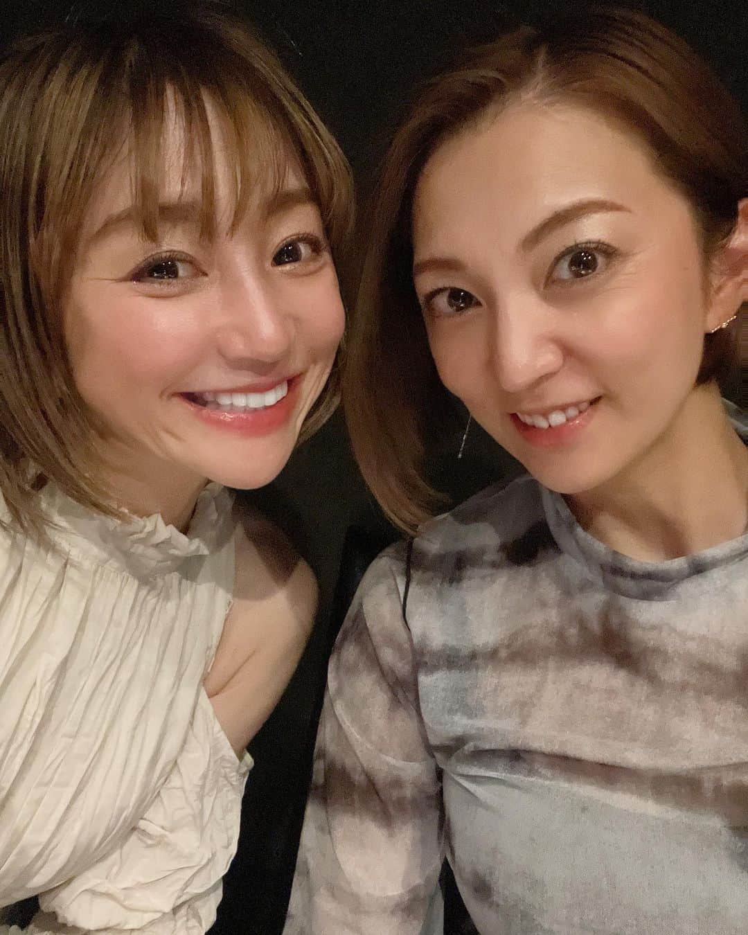 のインスタグラム：「コナンちゃんとごはん🥩🍷  色々ハプニングがあった夜やったなー😊❗️❗️❗️  #ワイン好き #お肉好き #関西人 #落ち着く友達」