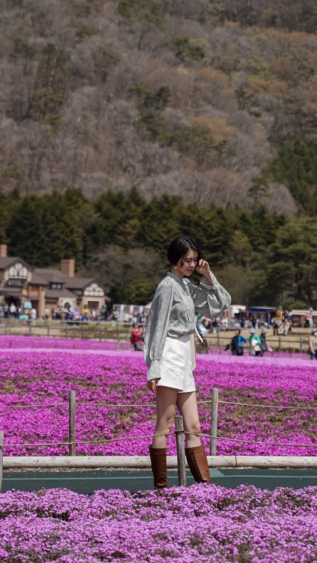 MARIEのインスタグラム：「芝桜まつり🌸 なんか私も子供も顔パンパンだな🤣  ブラウスはエシカルブランドの @enter_the_e  バッグはアップルレザーの @lovst_tokyo  エシカルコーデです👗  #芝桜#芝桜まつり#富士本栖湖リゾート#大人コーデ#大人女子コーデ#ショートヘアアレンジ#ハンサムショート#春コーデ#男の子ママ#男の子ママコーデ#エシカルファッション#エシカルファッションブランド」