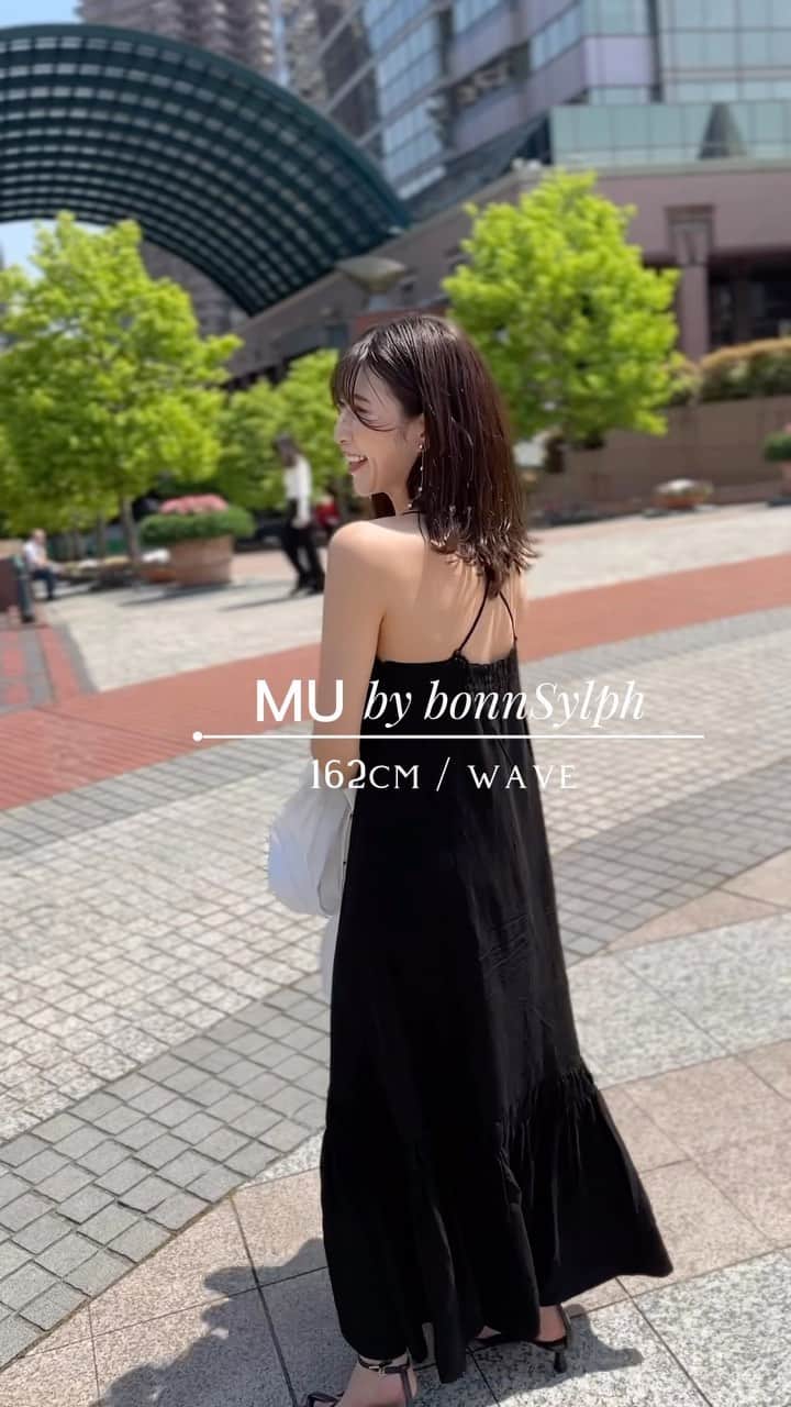 l.lily1013のインスタグラム：「夏ワンピ🖤  シルエットも完璧✨ 細い肩紐が華奢に見せてくれるブラックワンピース🖤  パットつきだから下着の心配いらず🥰生地もしっかりした素材で大人なワンピ☺️💓 もちろんシワにもなりにくい！！  これだけ肩も背中も空いてるので もちろん涼しい！！！✨  @sylph_official と @maruyumi ちゃんのコラボ🖤 めっちゃ可愛いー✨デートにもリゾートにも海にもたくさんこの夏着たい！！  #ワンピ#夏コーデ#きれいめカジュアル #休日コーデ#ブラックコーデ #夏服コーデ #ワンピース#大人カジュアル #大人コーデ#デートコーデ#リゾートコーデ #骨格ウェーブ #骨格ウェーブコーデ #シンプルコーデ#モノトーンコーデ #locari」