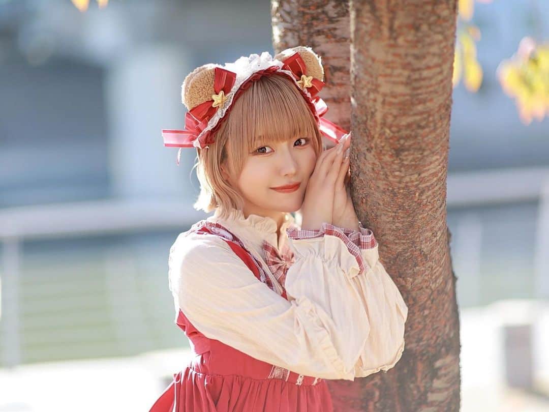 のインスタグラム：「・  久しぶりに動画投稿致しました🎞❍｡  活動ペースも動画投稿スパンもとてもマイペースな私ですが、『動画まってるね！』『この曲動画にしてほい！』とか言って貰えて有難いなぁ、嬉しいなぁと思う限りです🥲🤍  いつもみんな気長に待って付き合ってくれてありがとう🙏🏻  今回あげたさよならスーヴェニアという曲は大好きなとあさんの楽曲で、尊敬しているみこさんの素敵な振り付けで振り付けと世界観と歌詞に一目惚れして踊らせて頂きました。  応援してもらう側の私たちとぬいぐるみ達の気持ちってリンクするところがあって、、  そんなところに惹かれました。  この曲の歌詞は私からみんなへひっそり思ってる気持ちだったりします。  私は少しばかりマイナス思考ですし寂しがり屋なのでこの曲がぴったしです。笑  たくさんみて貰えたら嬉しいです‪ 𓈒𓏸  リンクはストーリーから飛べます🔗♡  お写真はポトレです📸  また引き目なお写真もあげるねお楽しみに.ᐟ.ᐟ   #コンカフェ  #コンセプトカフェ  #コンカフェ嬢  #コンカフェキャスト  #アイドル  #グラビアアイドル #大阪  #ミナミ  #心斎橋  #東心斎橋  #日本橋  #宗右衛門町 #チャーミームーン  #charmymoon  #ちゃむ #踊ってみた #踊り手」