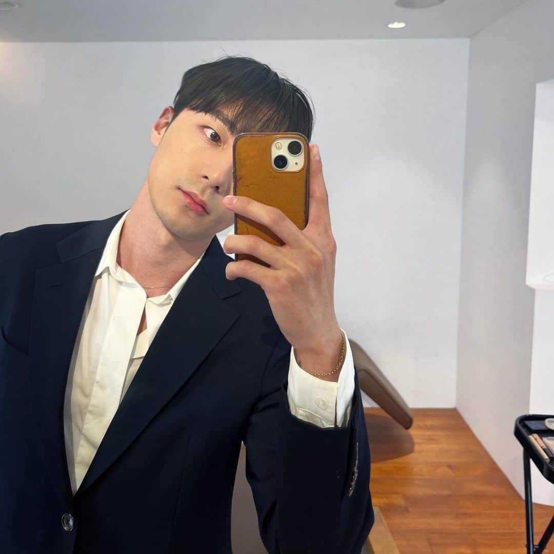 ロイ・キムのインスタグラム：「아름다운 에세이를 써볼거야  The whale」