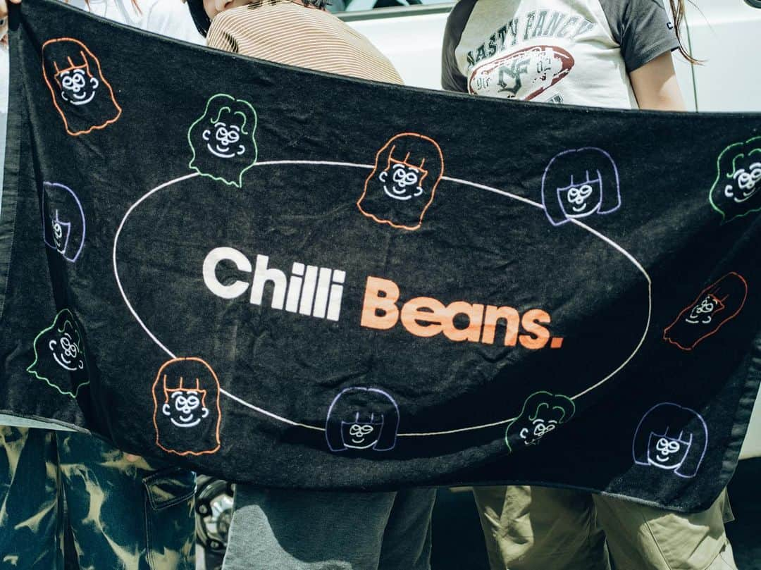 Chilli Beans.さんのインスタグラム写真 - (Chilli Beans.Instagram)「[New Goods🛒] Bath Towel (Black)  illustration by Lily @lilylaula  photo by @39tats @goodmoni_zzz @m_aik_a」4月30日 19時30分 - chillibeansmusic