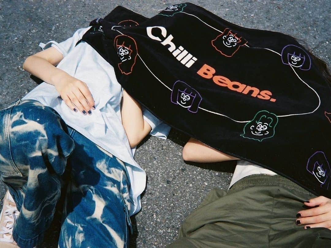 Chilli Beans.さんのインスタグラム写真 - (Chilli Beans.Instagram)「[New Goods🛒] Bath Towel (Black)  illustration by Lily @lilylaula  photo by @39tats @goodmoni_zzz @m_aik_a」4月30日 19時30分 - chillibeansmusic