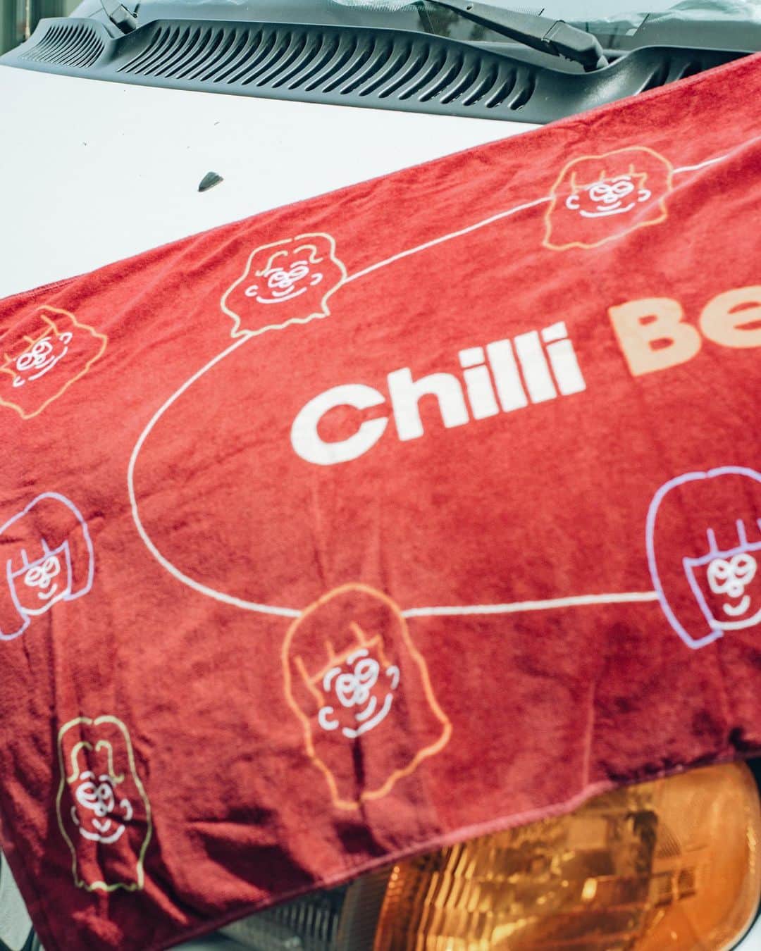 Chilli Beans.さんのインスタグラム写真 - (Chilli Beans.Instagram)「[New Goods🛒] Bath Towel (Burgundy) ＊Club Beans. Members Only  illustration by Lily @lilylaula  photo by @39tats」4月30日 19時30分 - chillibeansmusic