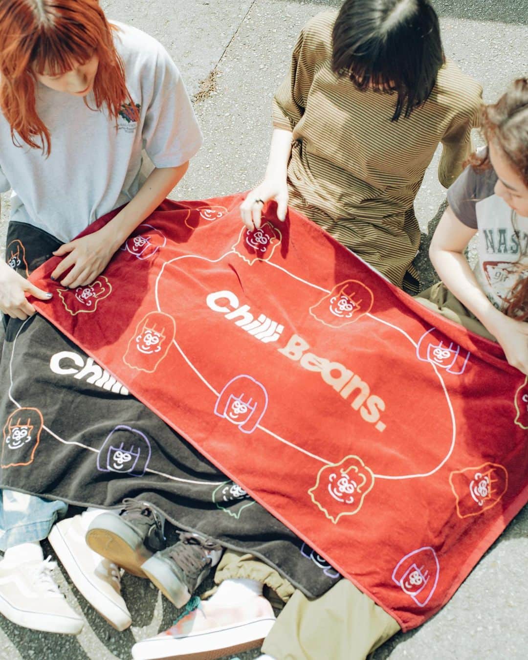 Chilli Beans.のインスタグラム：「[New Goods🛒] Bath Towel (Burgundy) ＊Club Beans. Members Only  illustration by Lily @lilylaula  photo by @39tats」