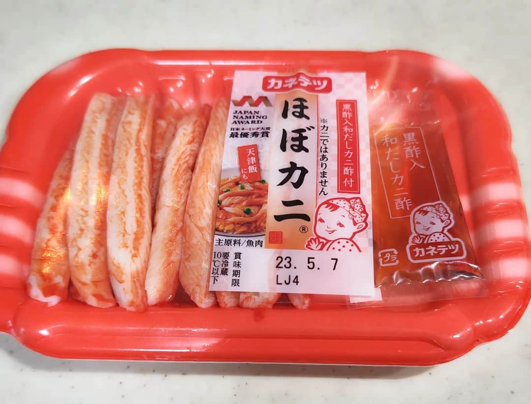 atsukoのインスタグラム：「気になっていたこちらを スーパーで見つけたので即購入。 ネーミングセンス、最高🦀  #angela_jpn #atsuko #ほぼカニ🦀」