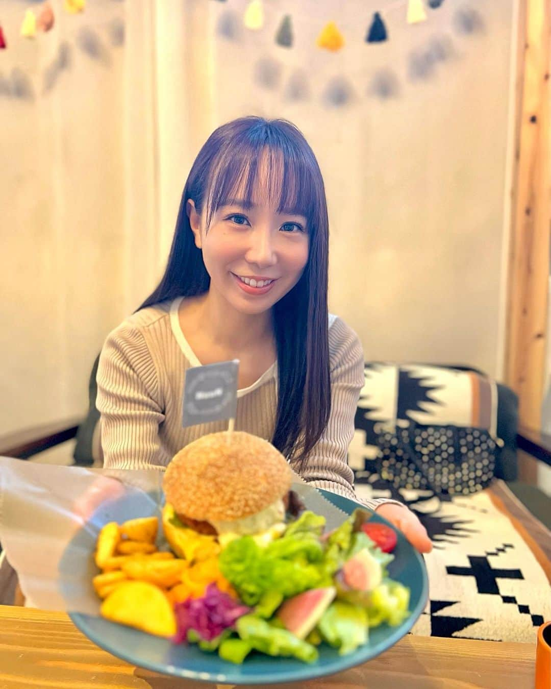 島川未有さんのインスタグラム写真 - (島川未有Instagram)「鱧のフライバーガー🍔🍔 最近食べ過ぎ🤣 年末年始で増えた体重をキープしておりまして…やばいです🥲  #徳島グルメ#徳島カフェ#徳島ランチ#阿南カフェ#阿南グルメ#徳島スイーツ#hunburger#アナウンサー#グルメスタグラム」4月30日 19時31分 - miyu_shimakawa