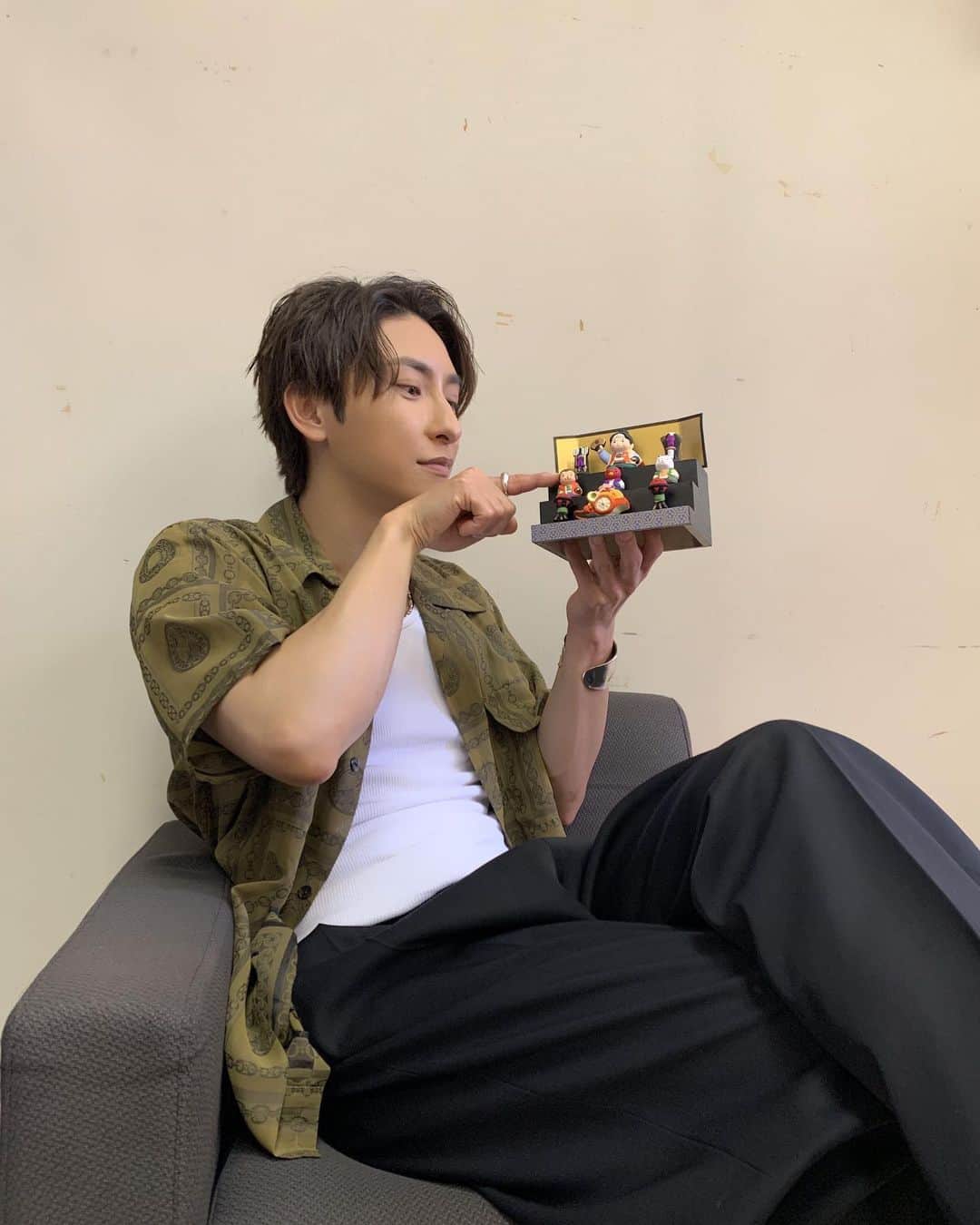 與真司郎のインスタグラム：「みなさん、こんばんは😃 カトシバです👍  岡山公演にお越しいただいたみなさま、 ありがとうございましたー✨  次は、兵庫公演です😆 会場でお待ちしております🔥  #與真司郎 #SHINJIROATAE #カトシバメセン #TS2023 #猿をイジるしんさん #桃太郎 #ツンツンされたい」