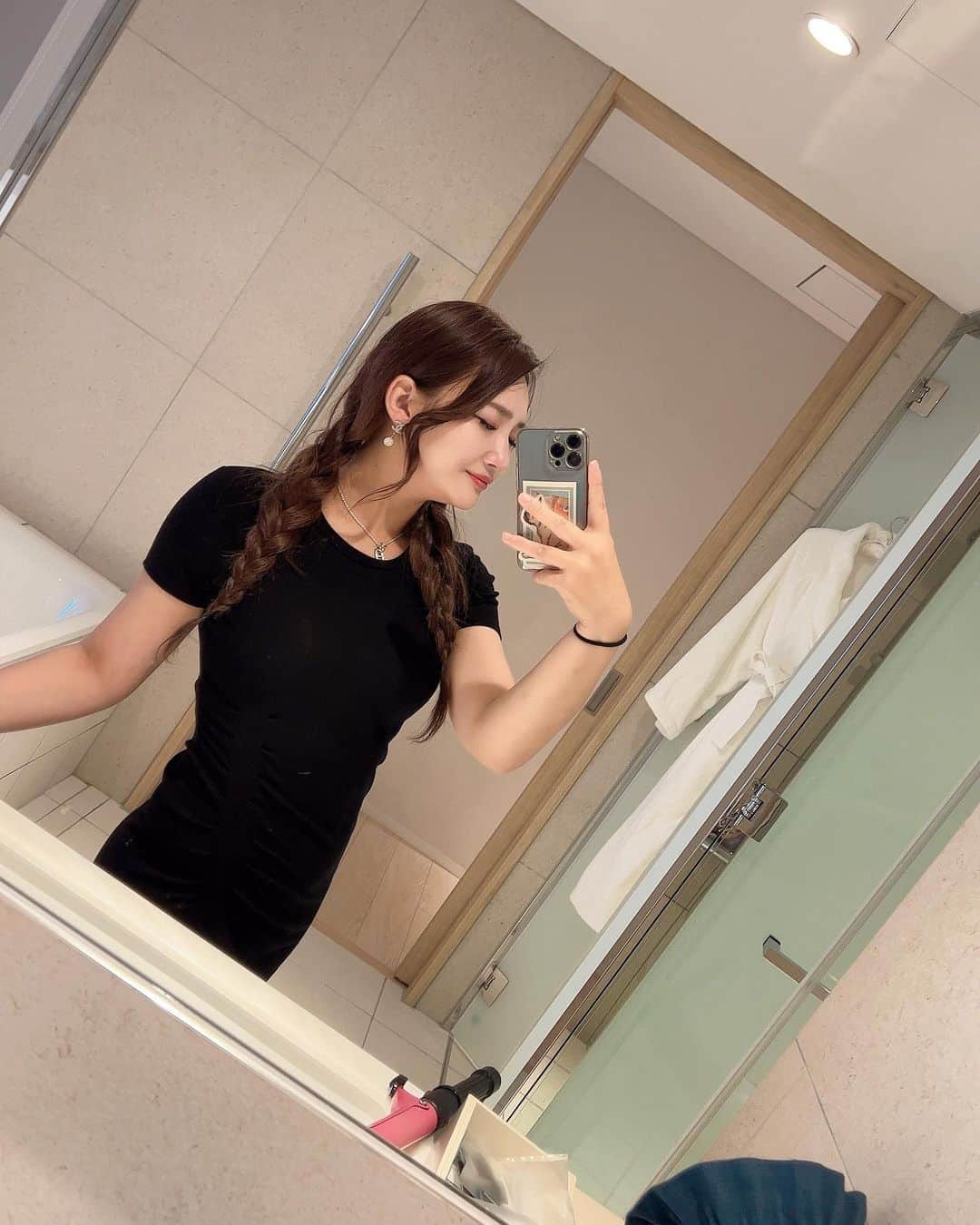 黒咲ななのインスタグラム：「. . 宮古いくためにエクつけてたのよ🤍 . フットネイルもしっかりめに💅 きっらきら🤍✨ . .  #宮古島#🌺🌴#沖縄#旅行#okinawa#イラフsuiラグジュアリーコレクションホテル沖縄宮古  #宮古島旅行 #宮古島ホテル #海 #travel」