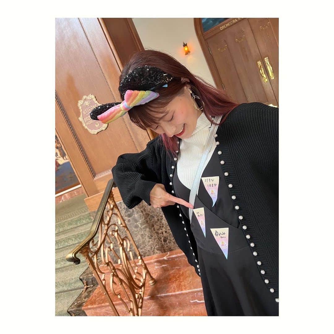 夢月せらのインスタグラム：「れなさんのお誕生日シール貰いまくってたら、優しいキャストさん達が私にもシールいっぱいくれた🥺  40周年バージョンのガーランドシールでキャストさん達からのメッセージまで🫶 うれしかったーーーぁ♡  でも帰る頃には全部取れてた🥲   #disneysea  #tokyodisneyresort40thanniversary」