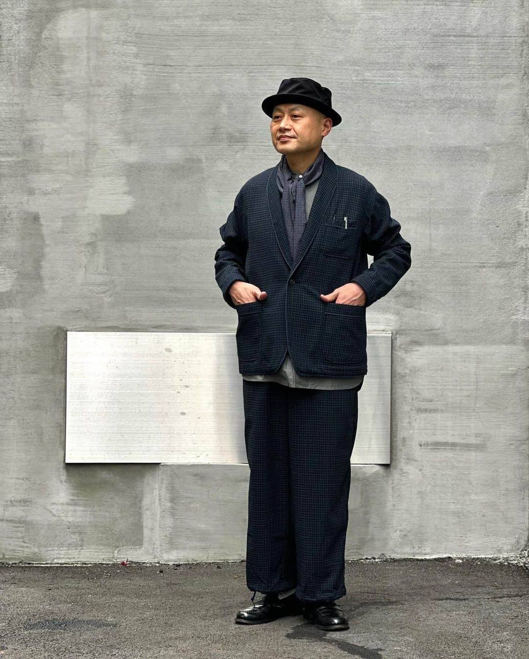 BEAMS+さんのインスタグラム写真 - (BEAMS+Instagram)「・ BEAMS PLUS STYLING.  < BEAMS PLUS >  "1 BUTTON SMOKING JACKET"  A setup using panama weave material with excellent breathability that has been woven coarsely. Since it was used as a smoker's outerwear, it was worn without tie-up by coordinating with a band collar shirt. It looks like it's going to be fun to match with a cut and sew like a shirt jacket.  -------------------------------------  粗めに織り上げた通気性に優れるパナマ織り素材を使用したセットアップ。喫煙者の上着として使用さいた為、バンドカラーシャツとのコーディネートでタイドアップはせずにカジュアルに着用。シャツジャケットの様にカットソーとの合わせも楽しめそうです。 #beams #beamsplus #beamsplusharajuku  #harajuku #mensfashion #mensstyle #stylepoln #menswear #smorkigjacket」4月30日 20時30分 - beams_plus_harajuku
