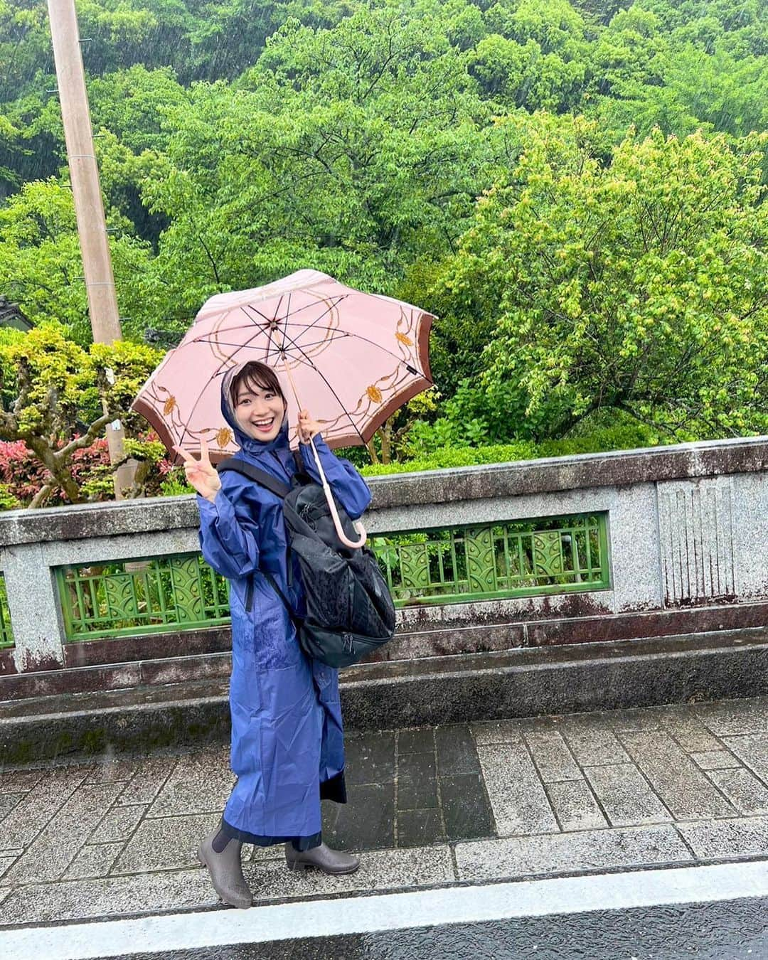 小林茉里奈のインスタグラム：「☔️ 昨日は土砂降りの中ですが… 友達が #有田陶器市 に連れて行ってくれました♡  どのお店もかわいい食器がたくさんあって迷っちゃいました🥹💓  実は福岡生活6年目にして初参戦だったんですが… とてもお得な価格で販売されていてびっくりしましたー‼︎  #波佐見陶器まつり もハシゴして、大満足の1日でした🌟  傘はもちろん、レインコート×レインブーツ×リュック の万全スタイルで思いっきり楽しめました😤💪🏻  #雨ニモマケズ #風ニモマケズ」