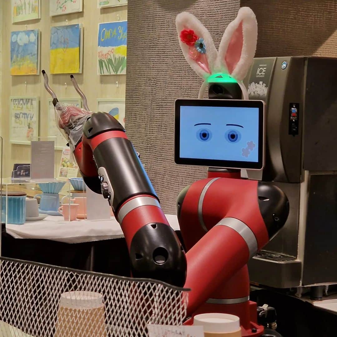 のインスタグラム：「Visited an old friend today. . . #japan #tokyo #shibuya #robotbarista #modi #hennacafe」