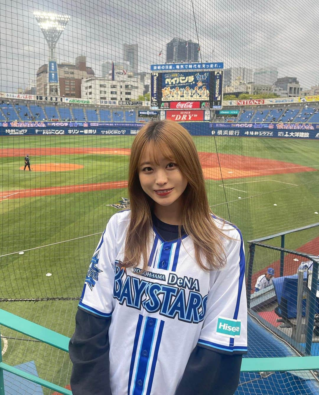 島崎由莉香のインスタグラム：「ブルーライト1日目！ 大応援メッセンジャーとしてハマスタ観戦してきました🌟  試合も勝って、試合後の相川七瀬さんのライブも最高に盛り上がって楽しい時間でしたっ⚾️💙  次の観戦も楽しみ☺︎  #Hisense #ハイセンス #横浜DeNAベイスターズ #baystars #大画面大応援プロジェクト #横浜応援にハイセンス参戦 #こんな所にハイセンス #sponsored #PR」