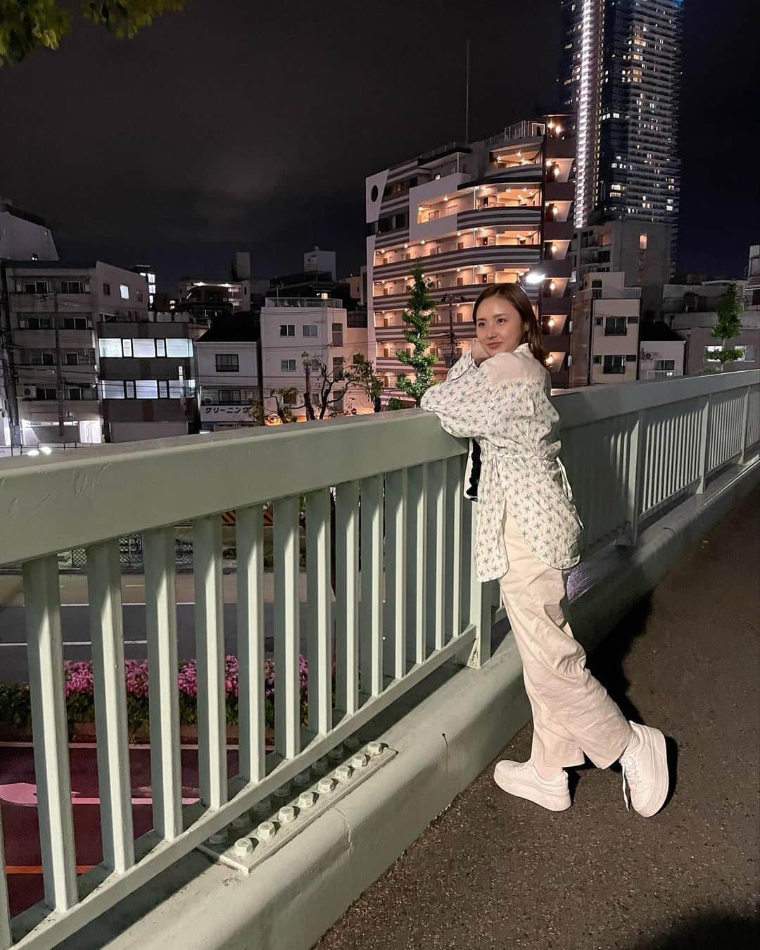 摩耶裕のインスタグラム：「. . 歩道橋での4コマ。。。  靴紐ほどけてる🙄 シャツはルシェル🩵  #歩道橋 #lecielbleu」