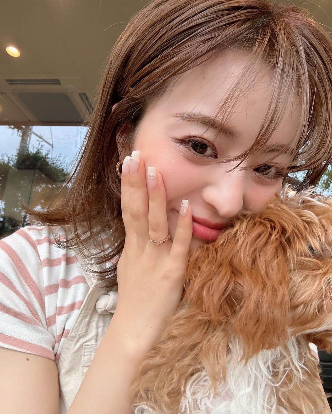 田中優衣のインスタグラム：「笑い皺ができるお年頃。 たくさん笑ってるってことか。  新しいネイルがｶﾜｲｲ灬💓 施術中に @shellsee__ai さんが お客様用のネイルチップ作ってて じーーーっと見てしまいました👀 可愛かった。  かなこさんありがとうございました🥰」