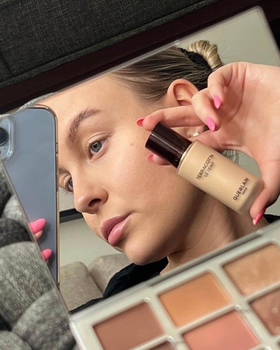 Dagi Beeのインスタグラム：「anzeige | swipe fürs VORHER / NACHHER ☁️ Ihr wollt ein wunderschönes finish einer Foundation, ohne abpudern zu müssen? Mit der neuen Foundation von @guerlain „Terracotta LE TEINT“ ist das möglich ✨ Die perfekte Ergänzung zum „TERRACOTTA“ Bronzer - der Klassiker von Guerlain. 🫶🏼 Sie besteht aus 95% natürlich gewonnenen Inhaltsstoffe & sorgt für 24h geschmeidige Haut. Die perfekte Leichtigkeit eines Puders in einer Foundation. we love! 🫶🏼 #guerlain #TERRACOTTA」