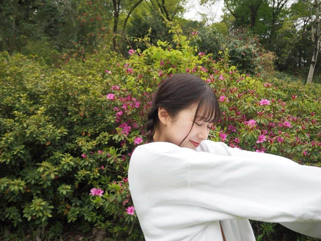 月野有菜さんのインスタグラム写真 - (月野有菜Instagram)「おじいちゃんおばあちゃんと一緒に植物園へピクニックに行きました🥪🌿 ⁡ これは写真が好きなおじいちゃんが撮ってくれましたよ~📷 ́͏̖- ⁡ ポーズの指定があったり、でも全然シャッターが押せてなかったり… 楽しかったです😂」4月30日 19時44分 - yuna_tsukino920